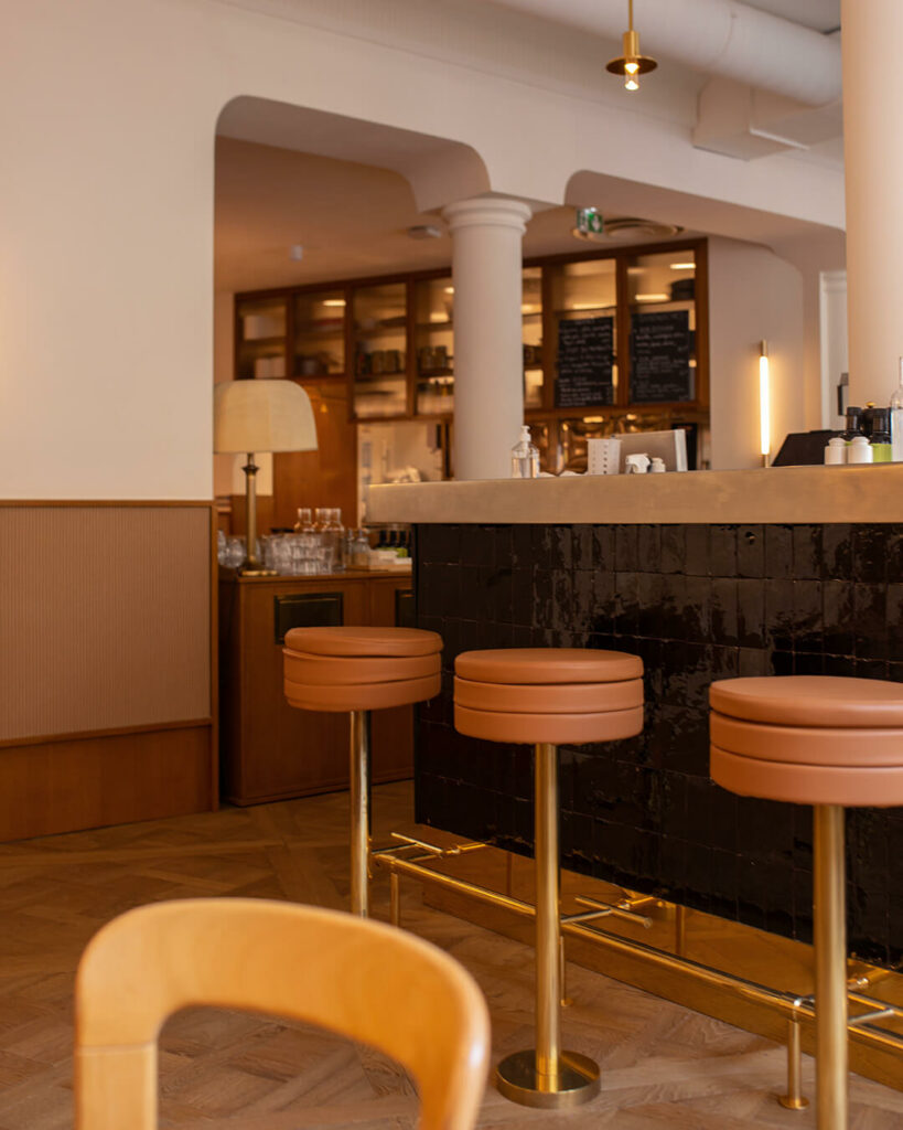 the floor paris 2 bar