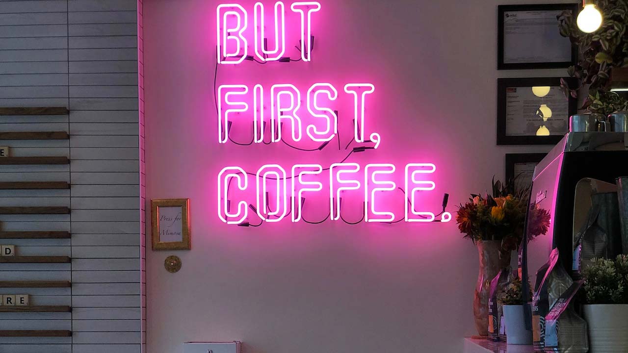 but first coffee en néon