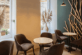 intérieur du café avec des tables et des chaises