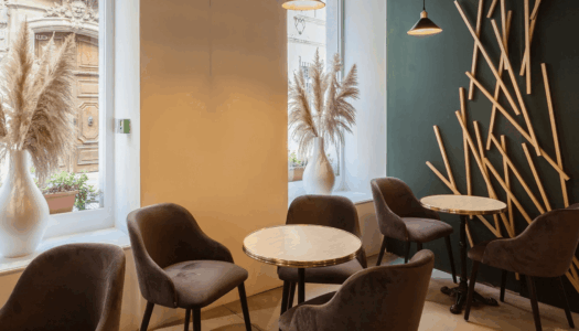 intérieur du café avec des tables et des chaises