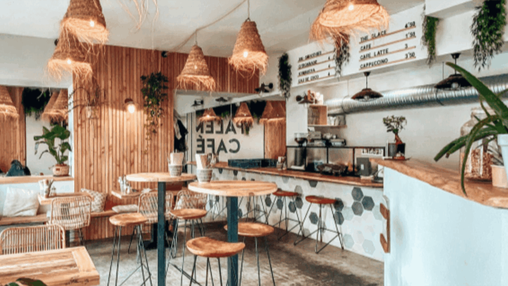 intérieur du cafe avec une décoration végétale et boisée