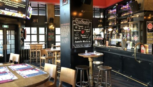 photo de l'intérieur du bar avec une ambiance de pub anglais maisplus lumineux, notamment en journée