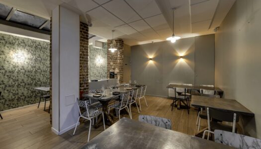 Photo de l'intérieur du café avec une vue d'ensemble sur une des salles avec différentes table