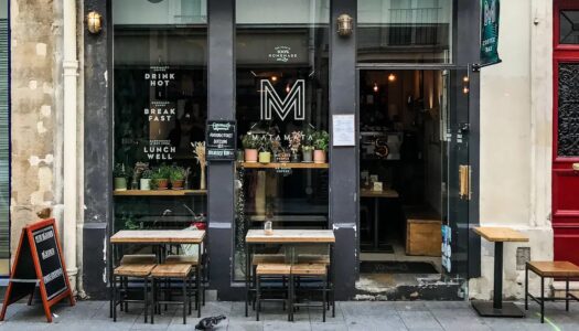 devanture du cafe matamata avec des chaises et tables à l'extérieur