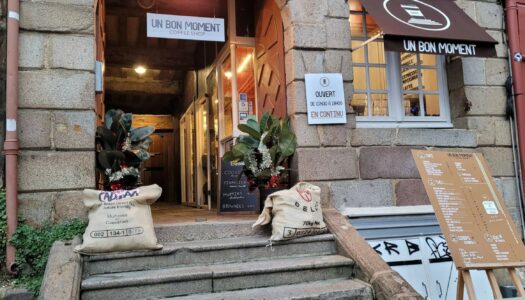 Photo de l'entrée du café au bon moment faite en pierre avec des petits escaliers pour rentrer