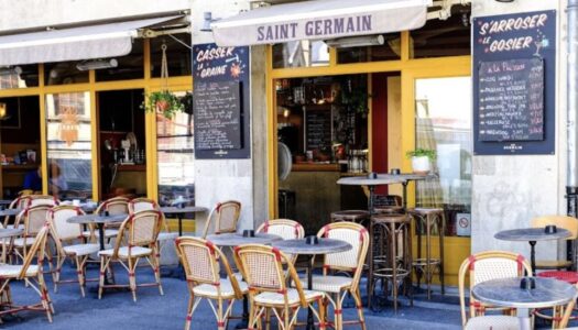 photo de la terrasse du saint germain avec les menus écrit sur de l'ardoise