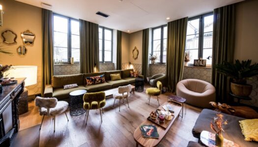 intérieur du café avec des fauteuils en cuir. dans une ambiance chic mais apaisante