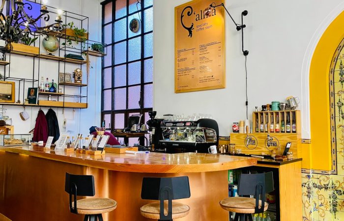 c alma coffee shop pour travailler à porto comptoir