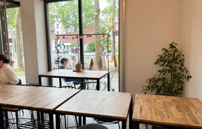 salle intérieur avec table en bois au Café wifi à Lyon 1