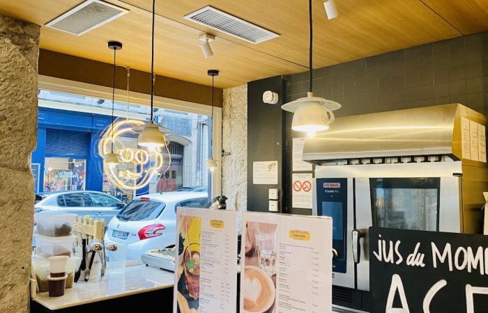 intérieur du café joyeux a lyon 2
