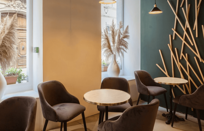 intérieur du café avec des tables et des chaises