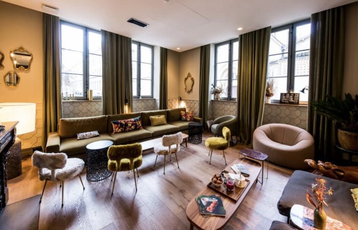 intérieur du café avec des fauteuils en cuir. dans une ambiance chic mais apaisante