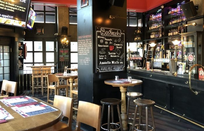 photo de l'intérieur du bar avec une ambiance de pub anglais maisplus lumineux, notamment en journée