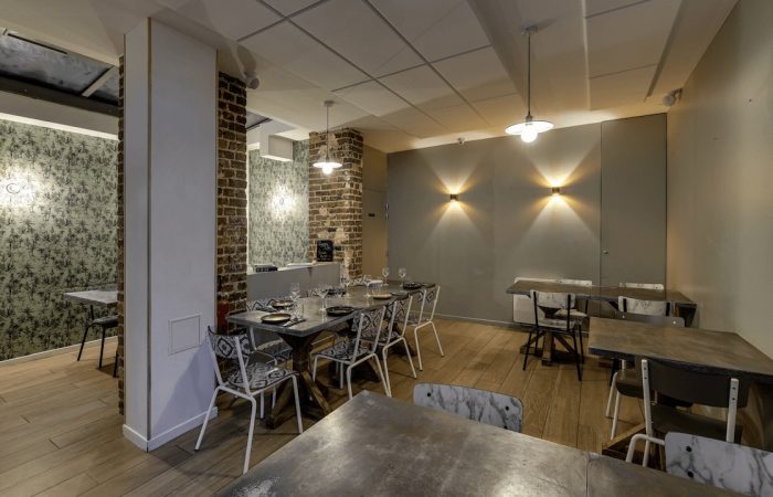 Photo de l'intérieur du café avec une vue d'ensemble sur une des salles avec différentes table
