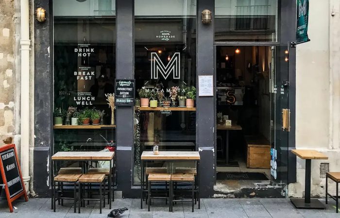 devanture du cafe matamata avec des chaises et tables à l'extérieur