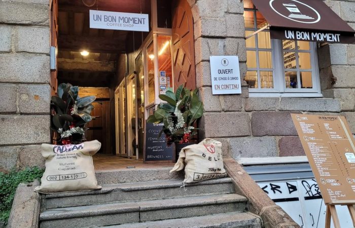 Photo de l'entrée du café au bon moment faite en pierre avec des petits escaliers pour rentrer