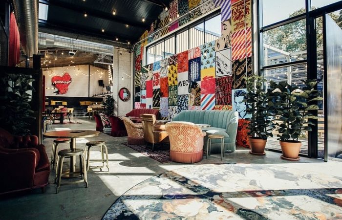 photo montrant l'entrée du café