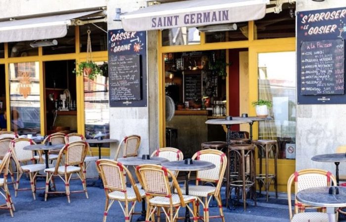 photo de la terrasse du saint germain avec les menus écrit sur de l'ardoise
