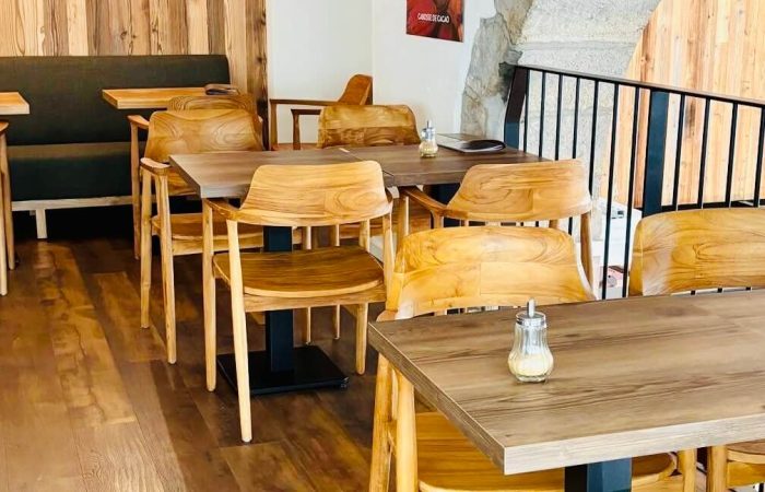 Café wifi à Lyon 6 - Ambiance et chaise de l'étage du Shoukâ