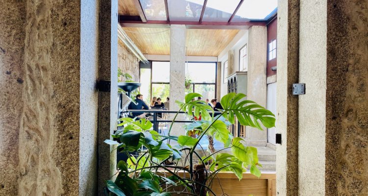 fabrica roaster coffee shop à porto salle verrière