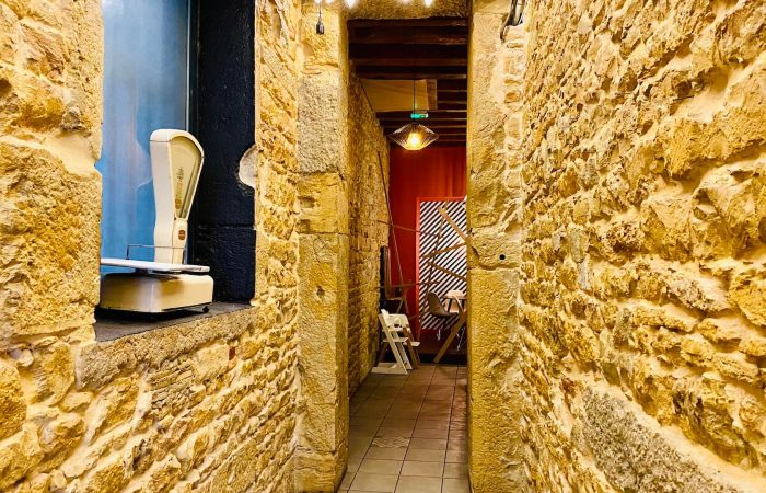 jeannine et suzanne vers le coworking passage couloir en pierre