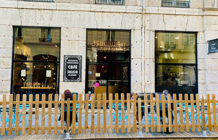 jeannine et suzanne devanture et terrasse extérieure