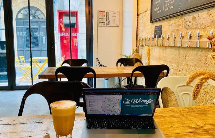 juliena coffee shop bordeaux table