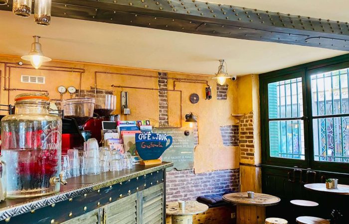 nuage café comptoir et tables intérieures