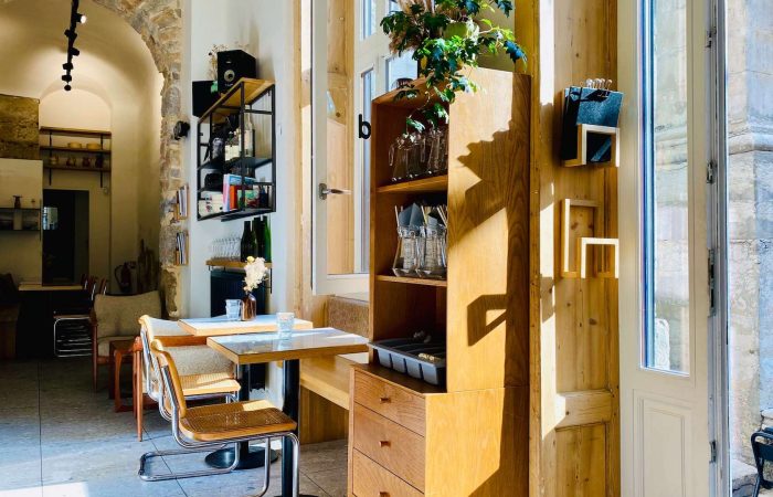 placid coffee shop lyon 1 tables